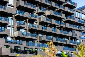 Jak wybrać platformę e-commerce: Shopify vs WooCommerce vs Prestashop — porównanie kosztów, integracji, SEO i skalowania sklepu w praktyce